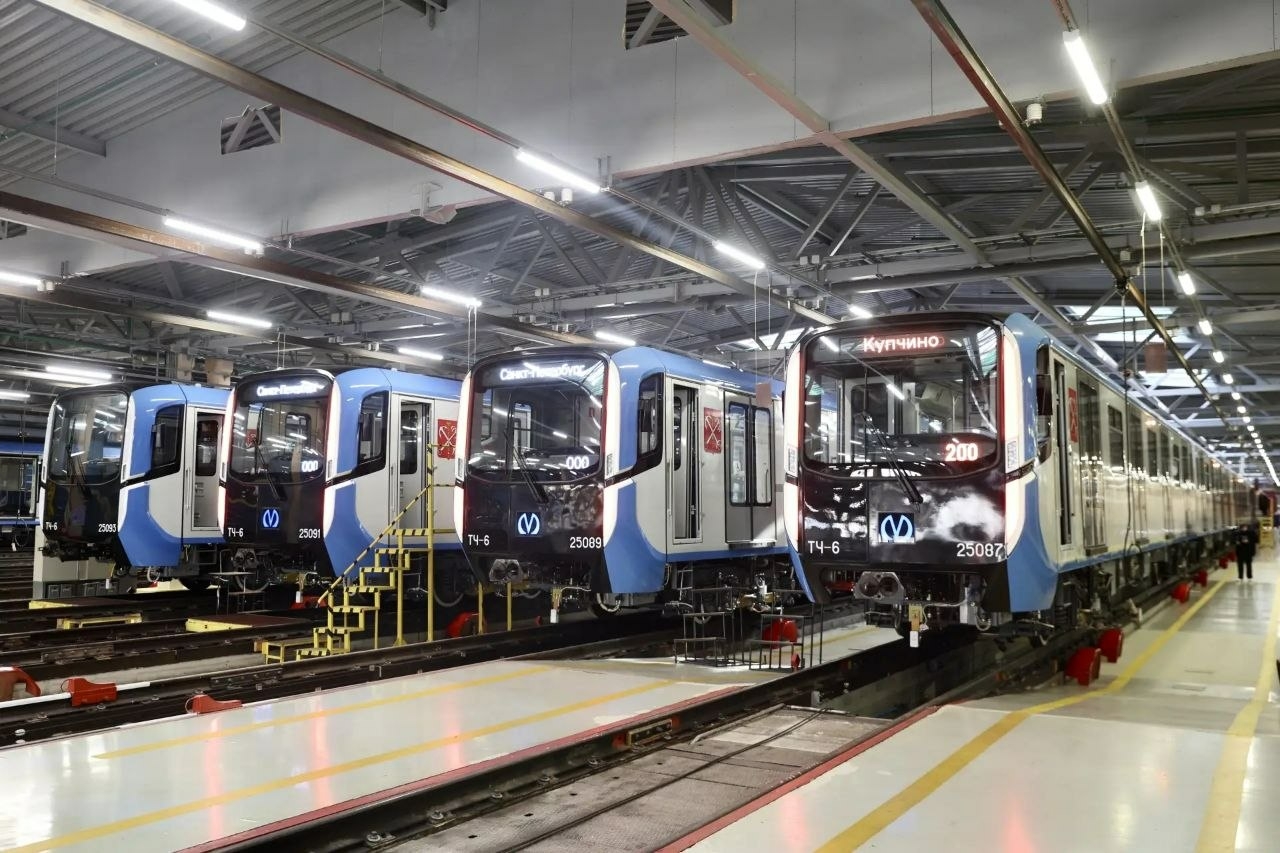 На вторую ветку Петербургского метро впервые вышли обновленные поезда «Балтиец»