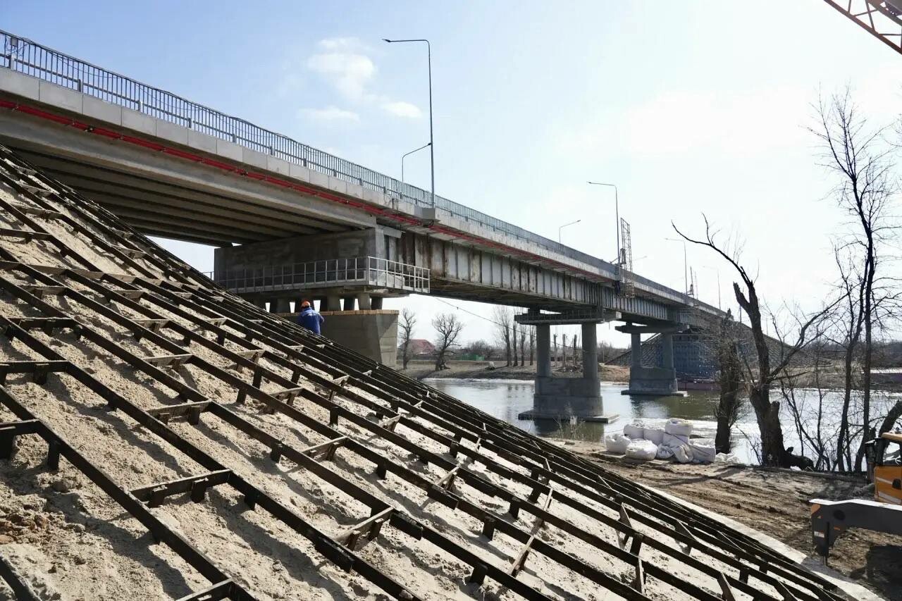 Мост через реку Корсака в Астраханской области готов на 90%