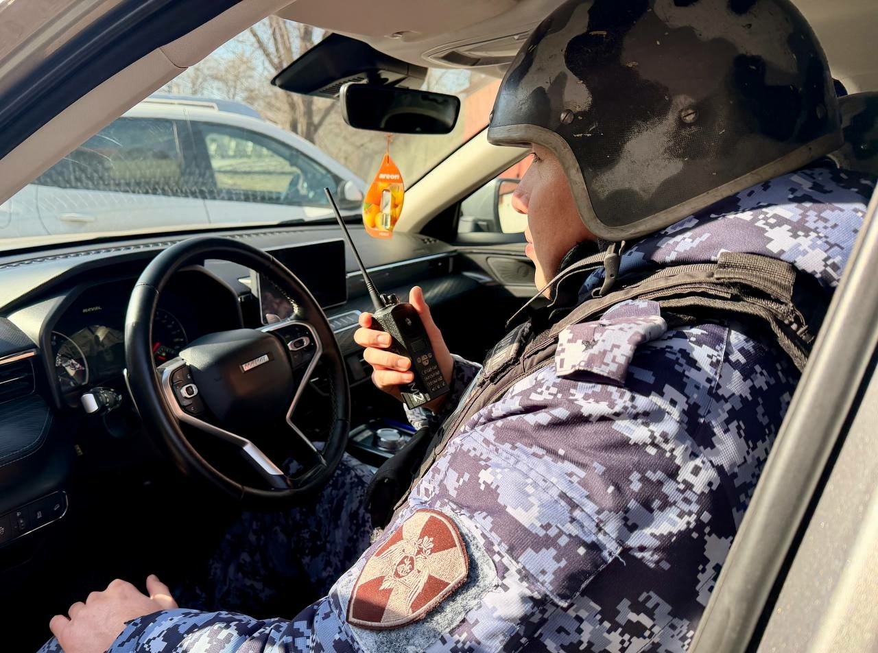 Росгвардейцы задержали астраханца за кражу алкоголя из гипермаркета