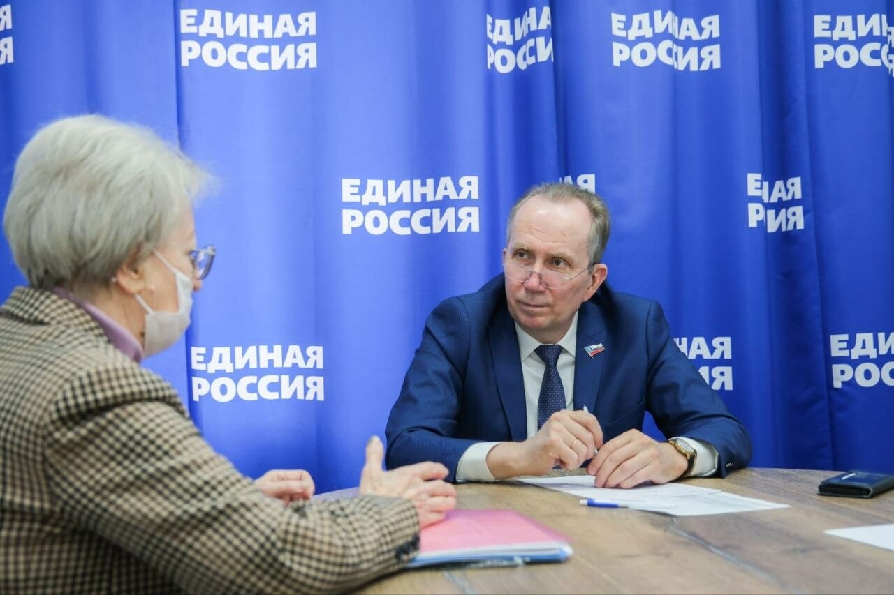 Игорь Седов взял на контроль расселение из ветхого жилья и ремонт тротуара в Астрахани