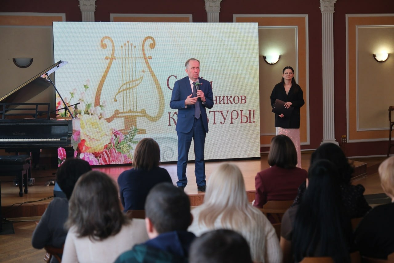 Игорь Седов и Валентина Чернякова поздравили работников культуры