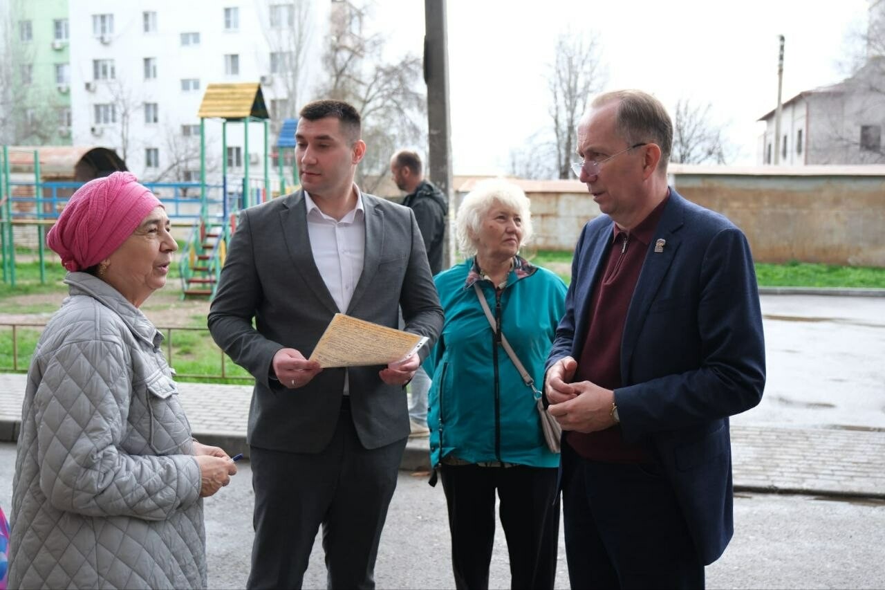 Игорь Седов решает проблему ЖКХ в Трусовском районе