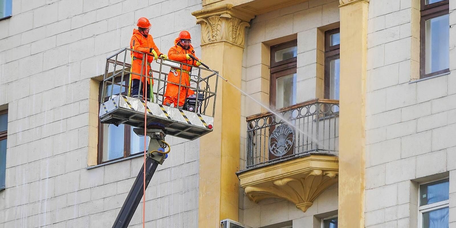В Москве стартовала весенняя промывка фасадов зданий