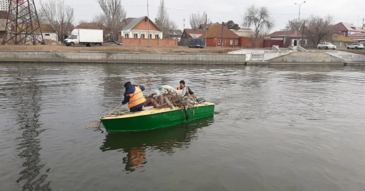 Коммунальщики нашли коляску и кресло при уборке городских водоемов в Астрахани