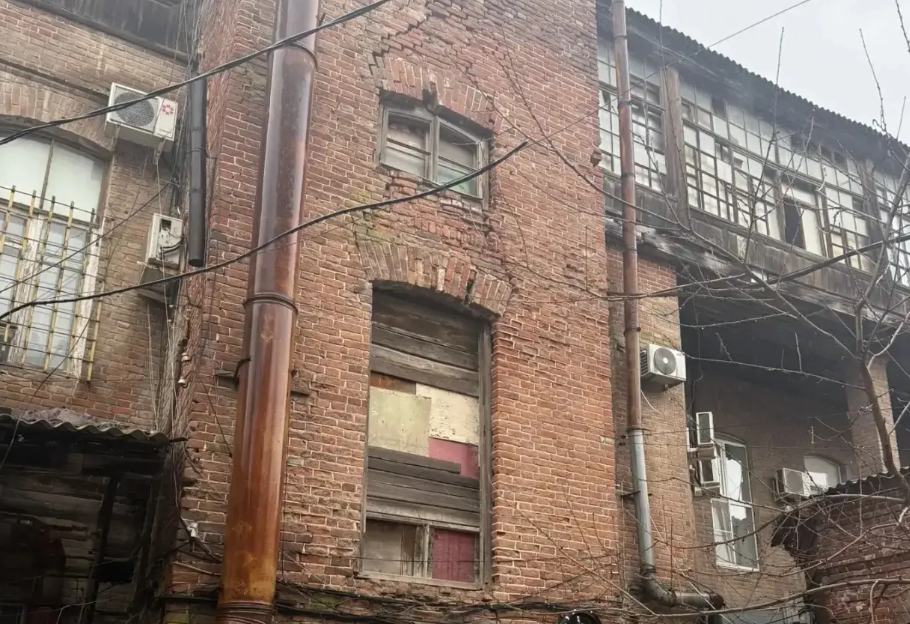 Фасад дома в центре Астрахани заинтересовал прокуратуру