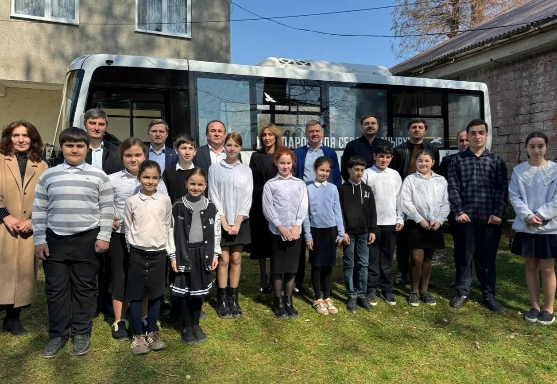 Санкт-Петербург передал школьный автобус селу Куланырхуа в Абхазии