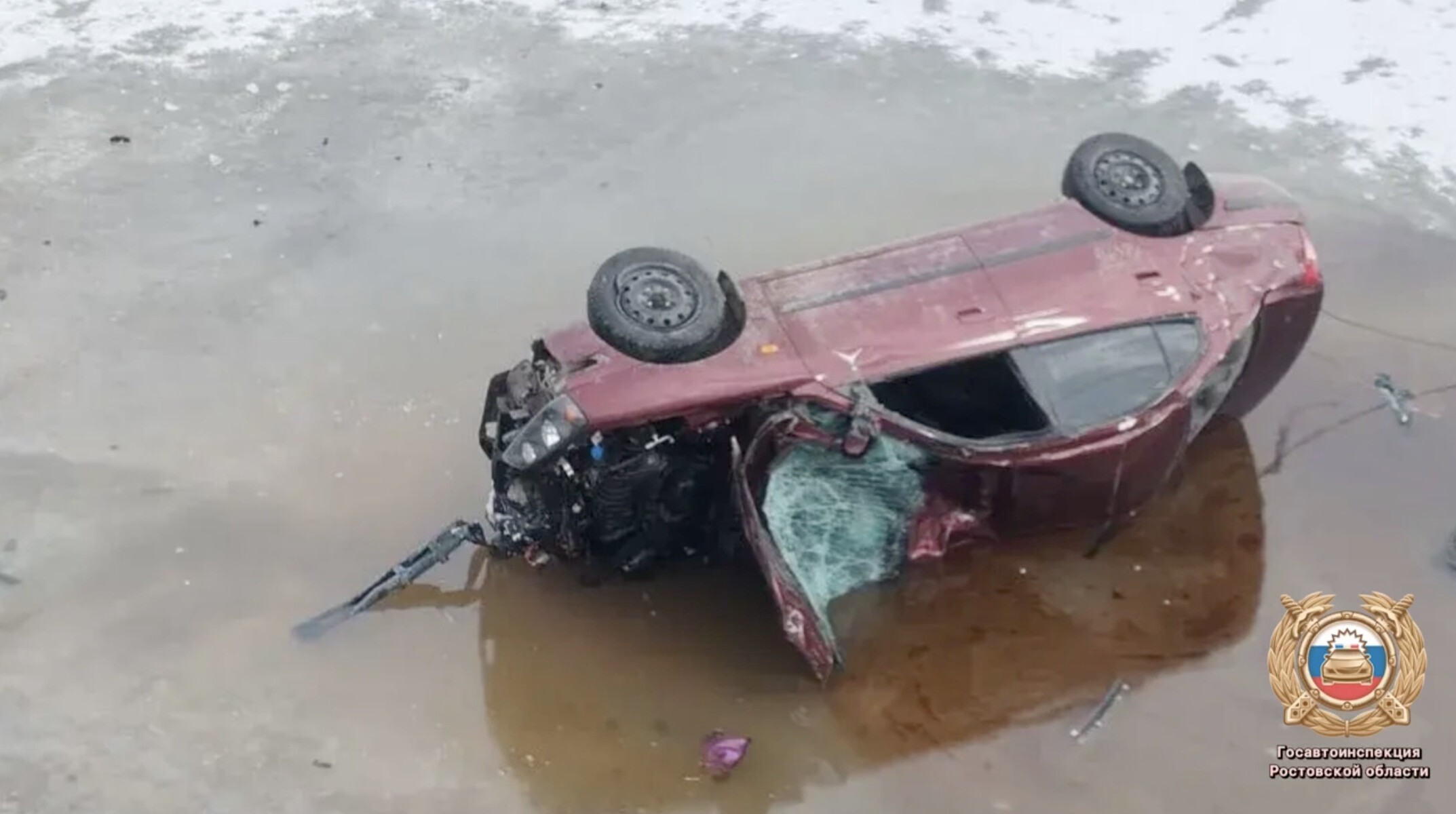 В Ростовской области водитель погиб после падения автомобиля в реку