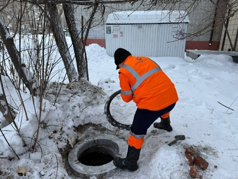 В Тюменской области лопнувший люк заменили за считанные часы