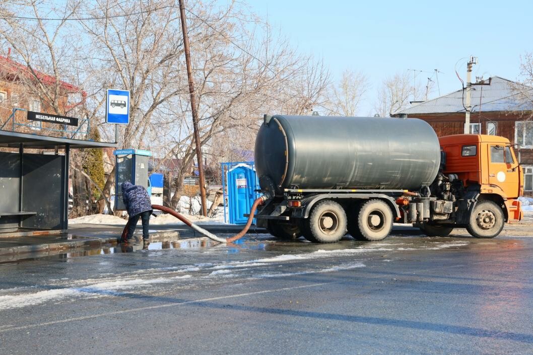 В Тюмени 14 машин откачивают воду с улиц Старой Зареки