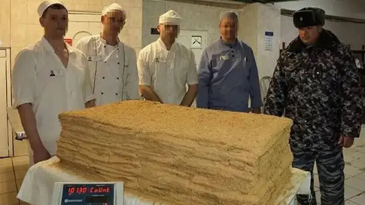 В новосибирской колонии испекли торт Наполеон весом более центнера