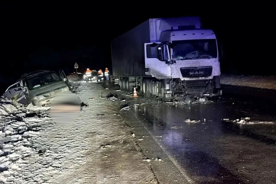 Под Новосибирском в ДТП с грузовиком погибли трое пассажиров микроавтобуса