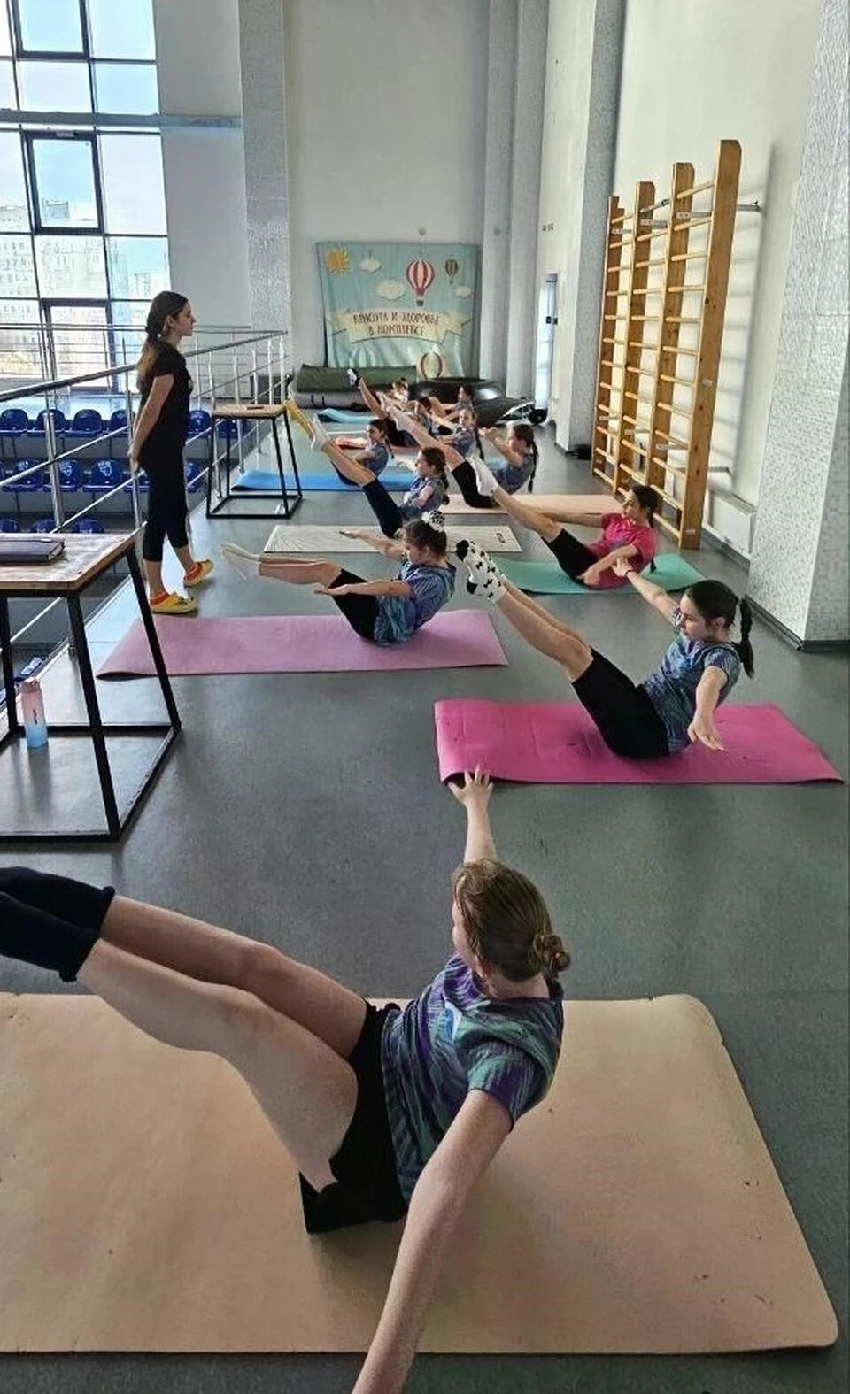 Юные астраханки поучились у мастера спорта по синхронному плаванию