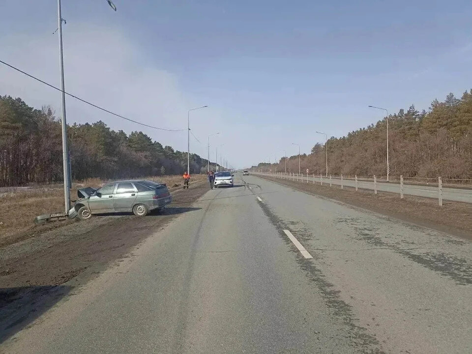 Под Оренбургом иномарка впечатала «Ладу» в столб