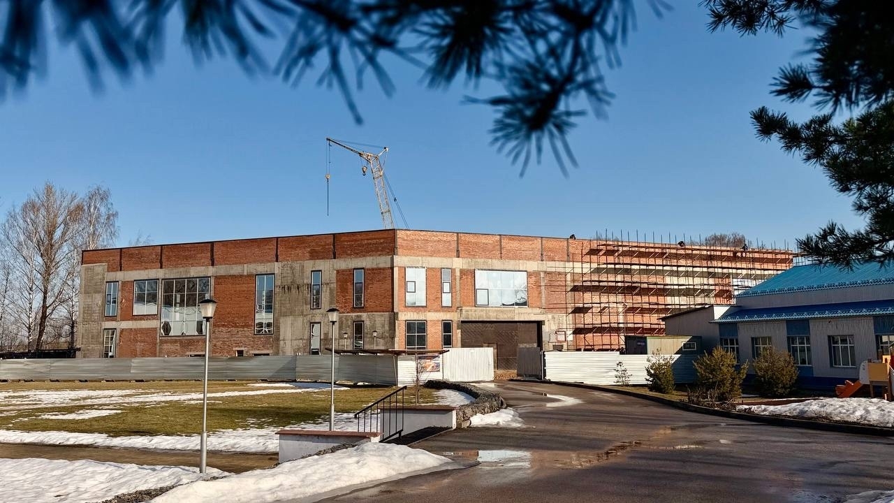 В Боровичах продолжают строить детско-спортивный центр «Терра Нова»