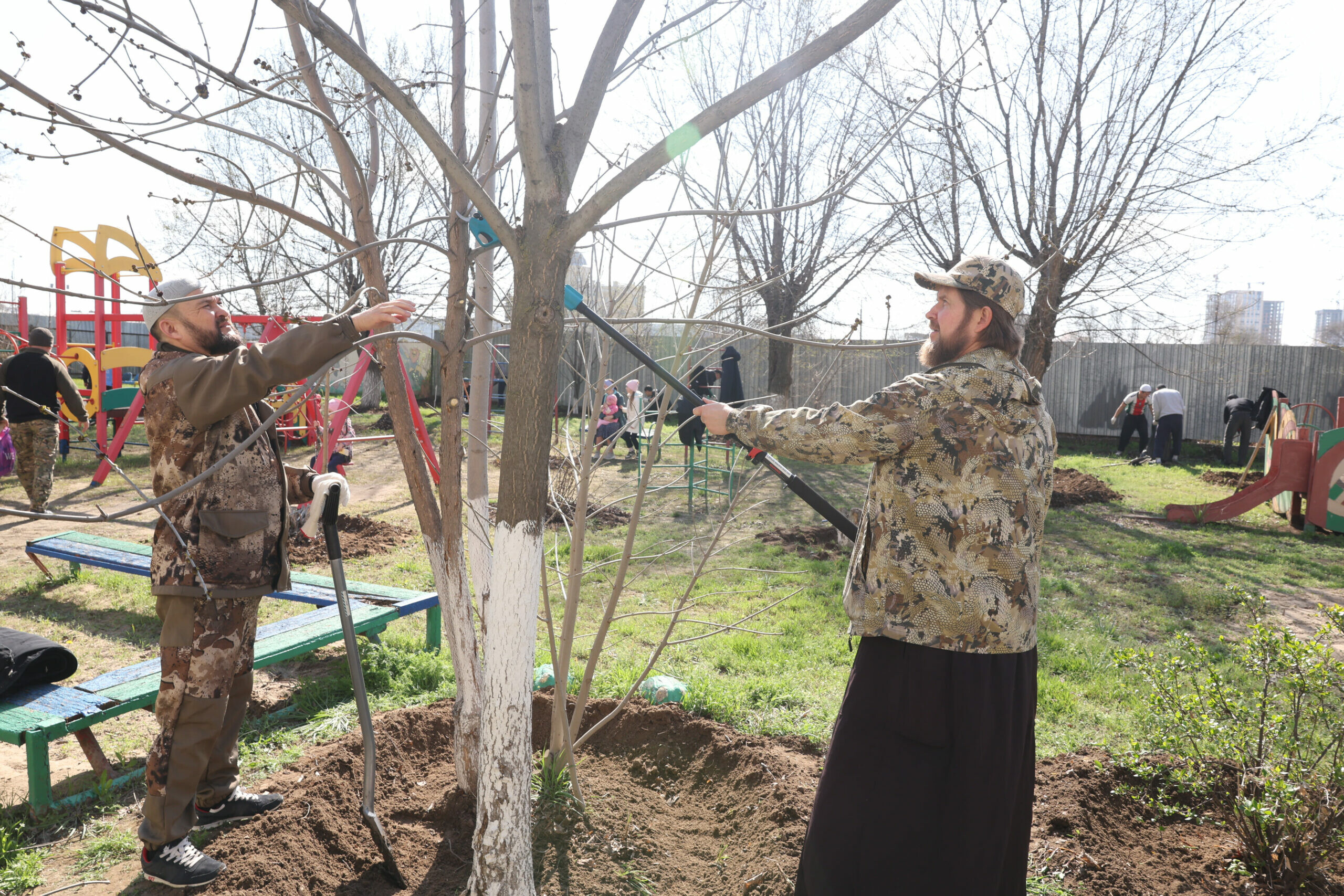 Священники и имамы провели субботник в астраханском детском центре