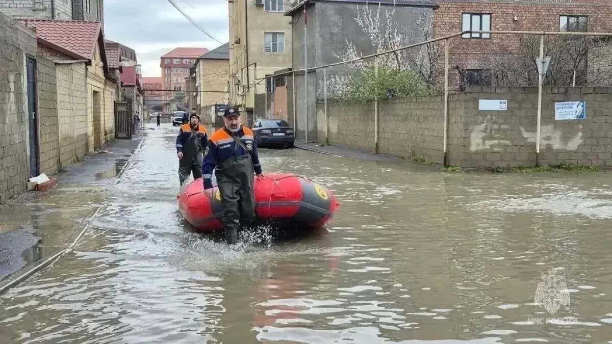 Экскаваторщик спас район в Дагестане во время паводка