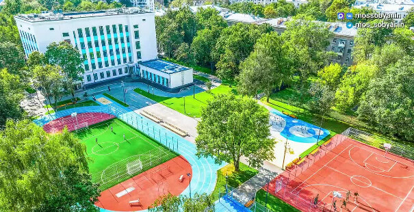 Территории московских школ обновят к новому учебному году