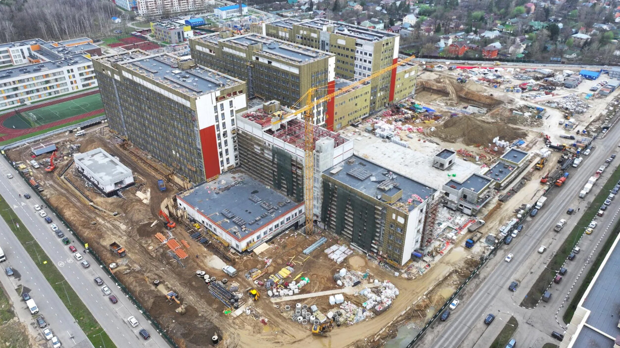 Готовность новой многопрофильной клиники в Ольгино составляет почти 50%