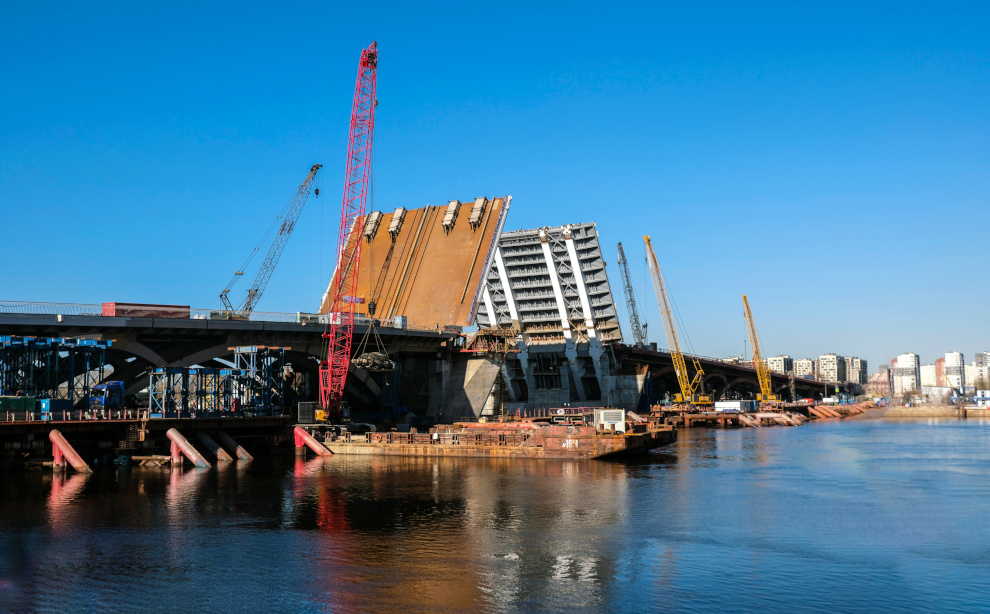 Большой Смоленский мост Петербурга впервые принял участие в навигации