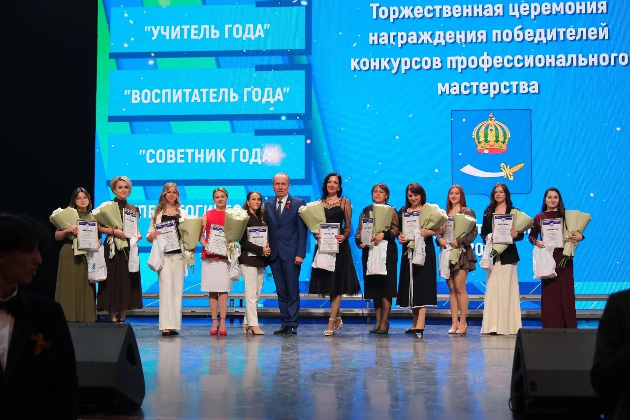 Игорь Седов наградил учителя года в астраханской филармонии