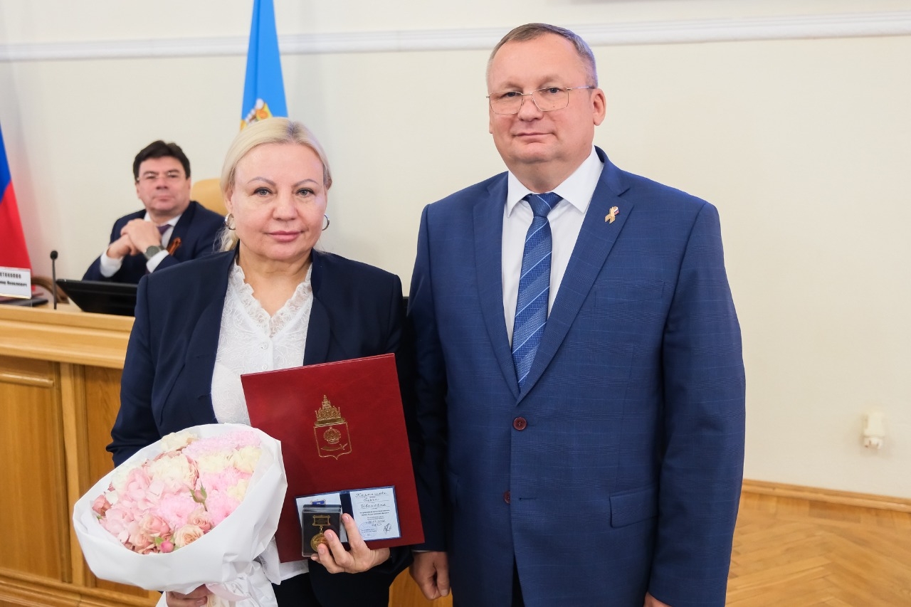 Игорь Мартынов вручил астраханцам почетный знак «За развитие парламентаризма и гражданского общества»