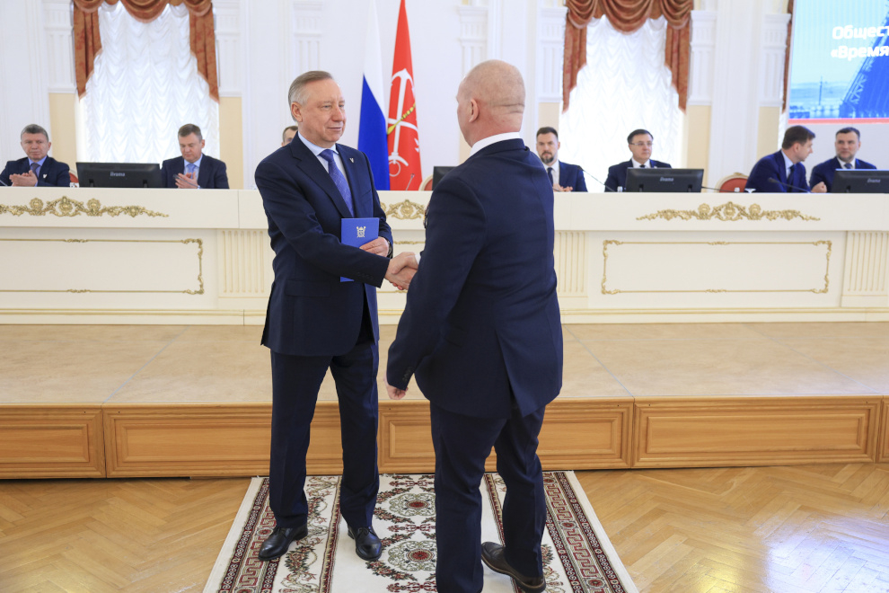 Беглов вручил дипломы первым выпускникам программы «Время героев Санкт-Петербурга»