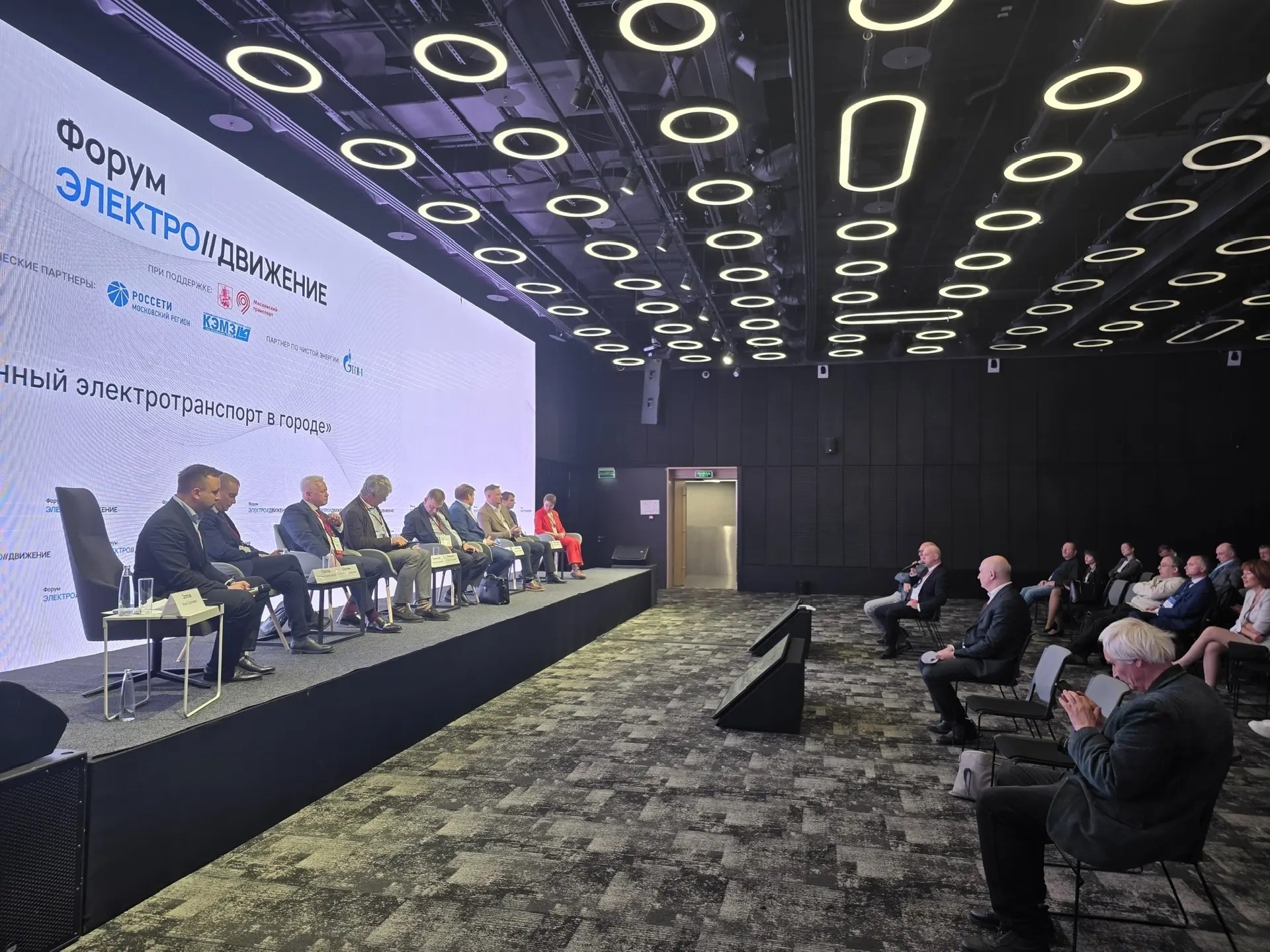 Петербург представил опыт электробусов и электротакси на форуме в Москве