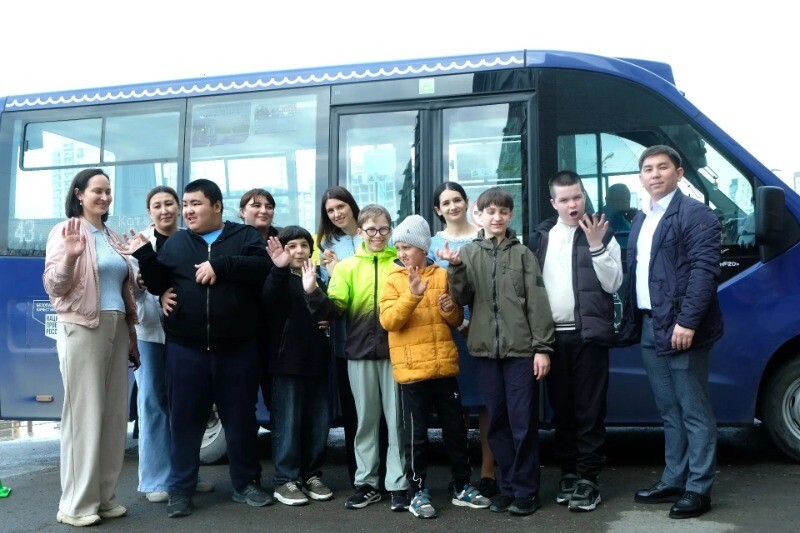 Дети с аутизмом из Астрахани попробовали себя за рулем автобуса