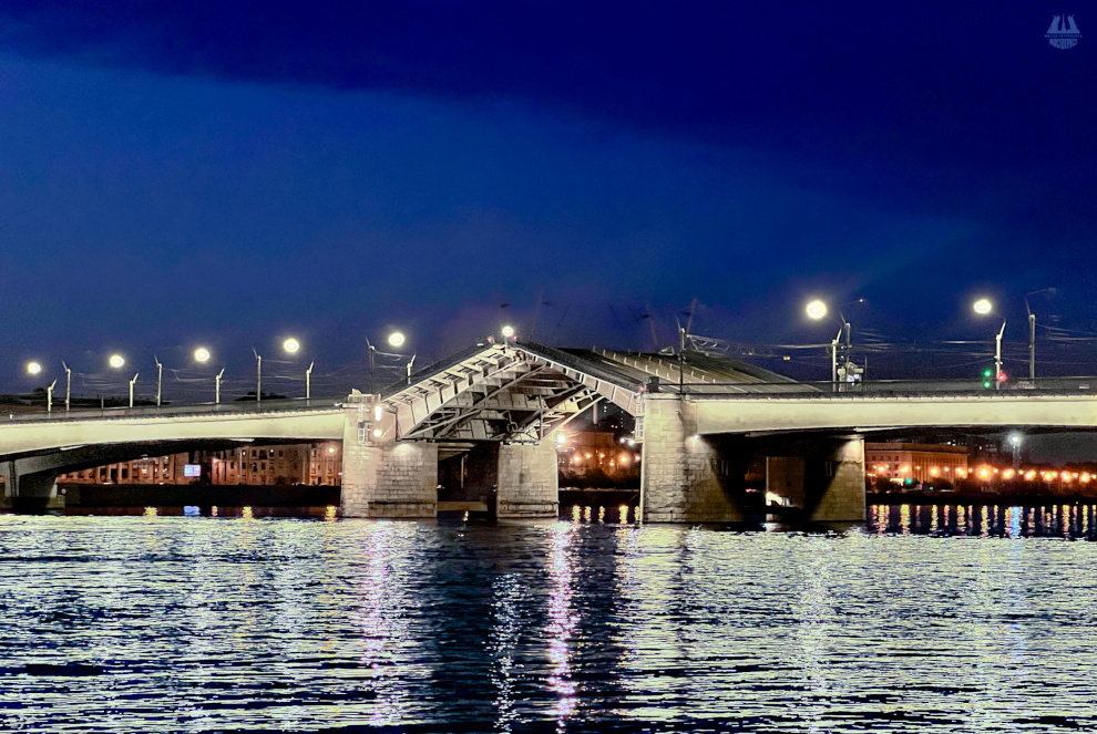 Беглов заявил о продолжении работ по обновлению набережных и мостов Петербурга