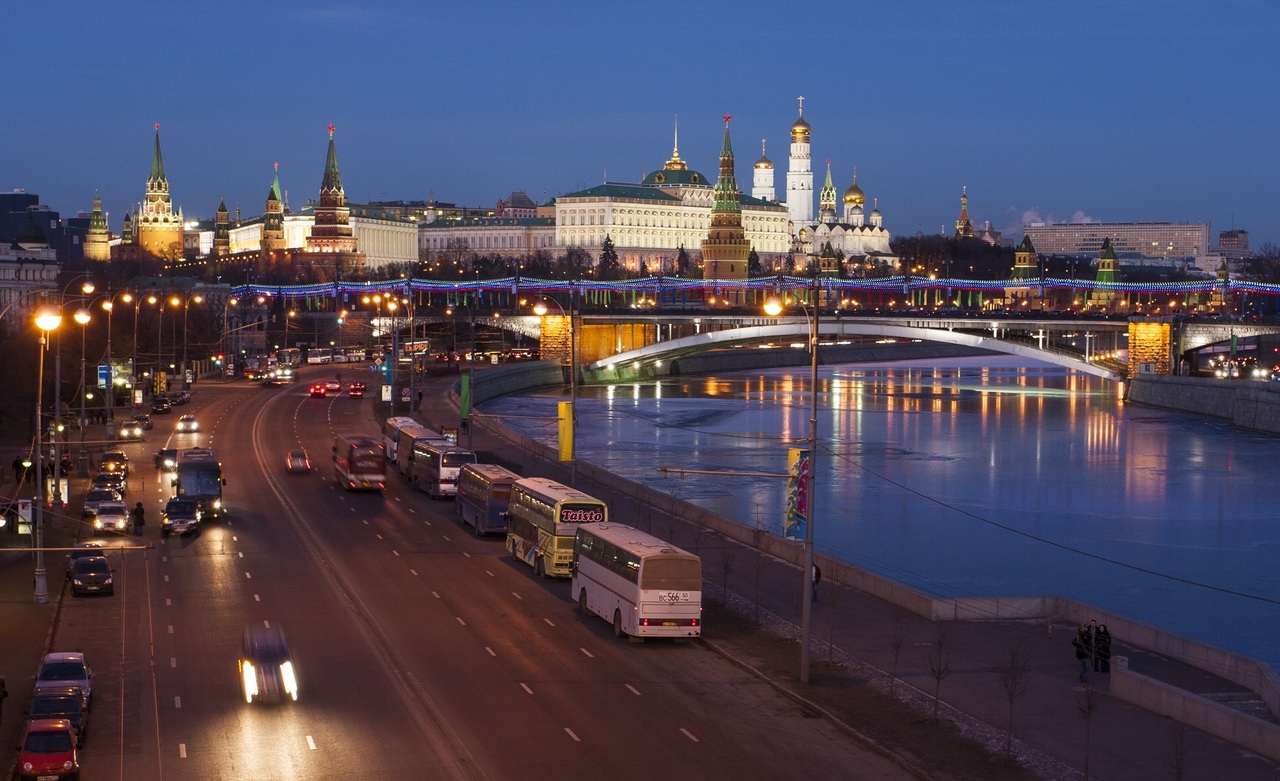 В Москве стартовала весенняя промывка светильников и опор