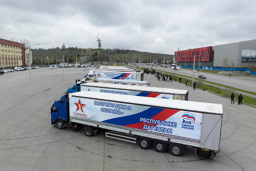 Колонна из 14 фур с гуманитарным грузом отправилась в Дагестан из Волгограда