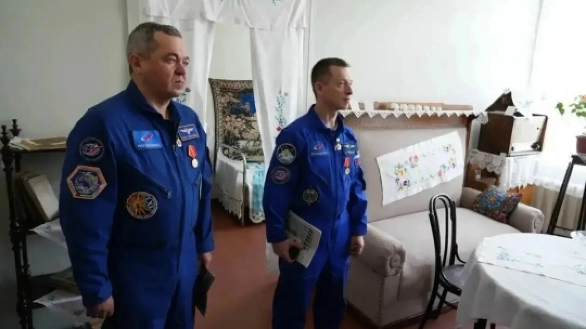 Космонавты посетили музей Гагариных в Оренбурге