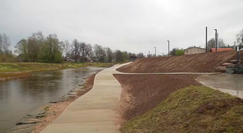 Александр Дронов проверил строительство набережной реки Явонь в Демянске