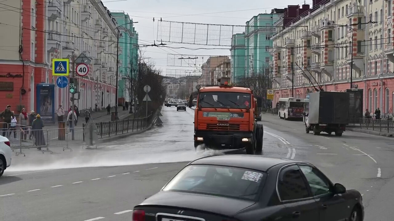 Дорожные службы проводят вакуумную уборку и промывку дорог Мурманска