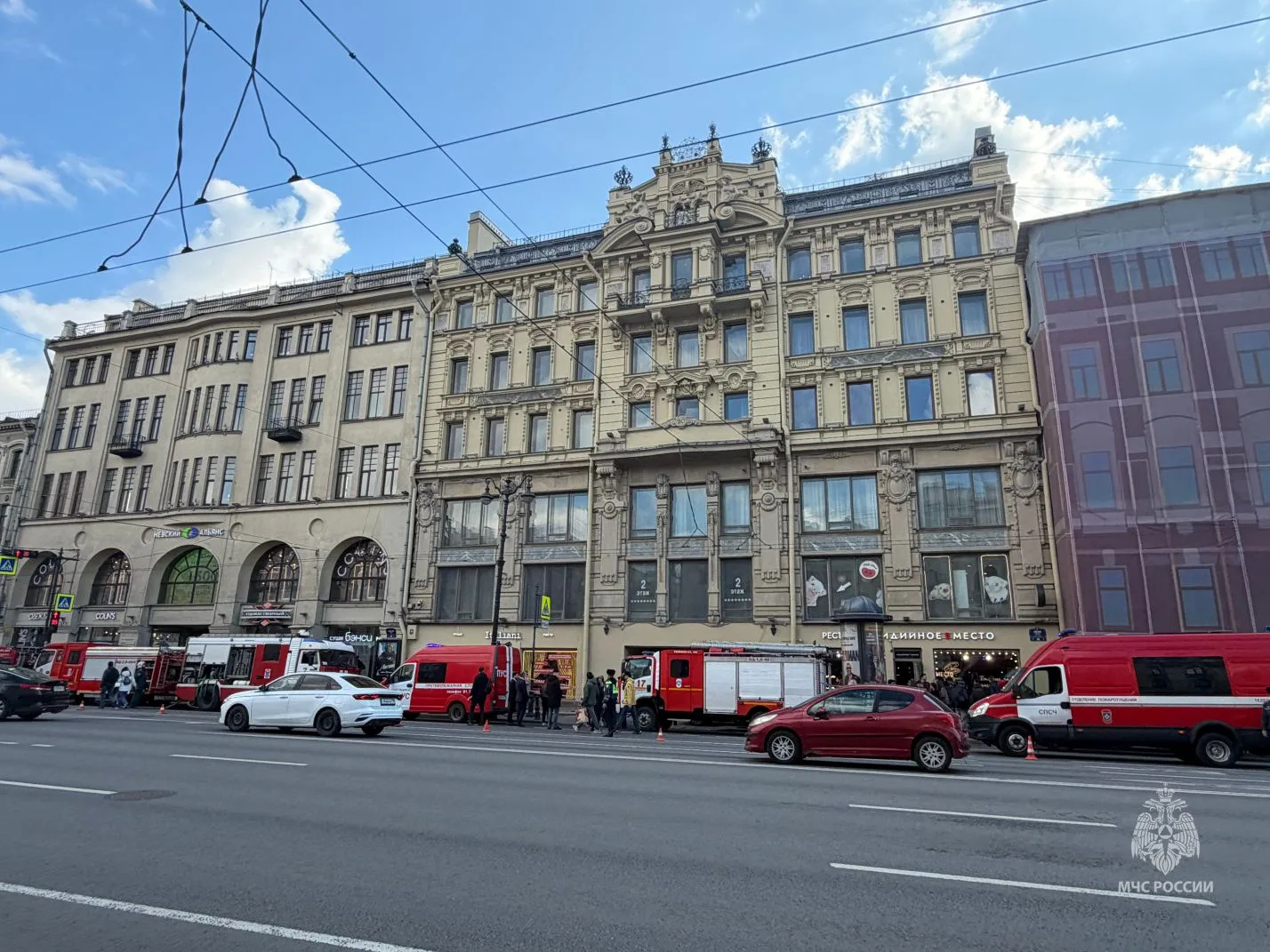 В Петербурге на Невском проспекте ликвидировали пожар в жилом здании