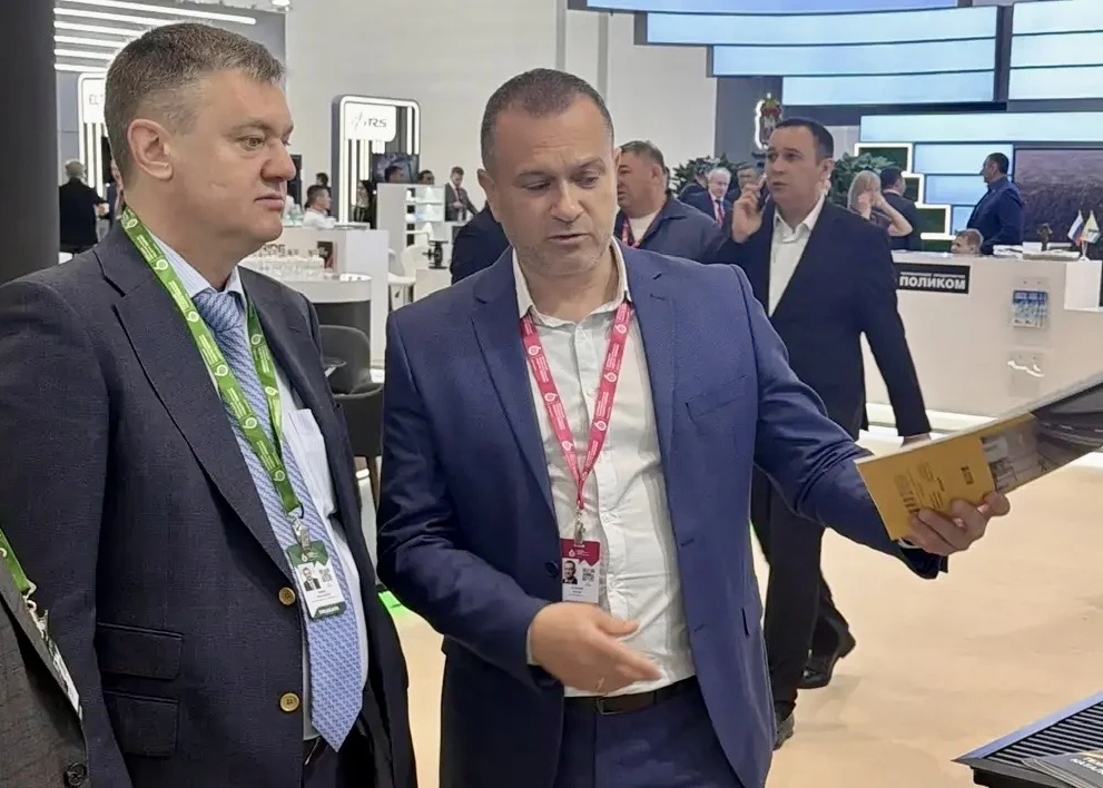 Кирилл Поляков оценил разработки городских предприятий на коллективном стенде Петербурга