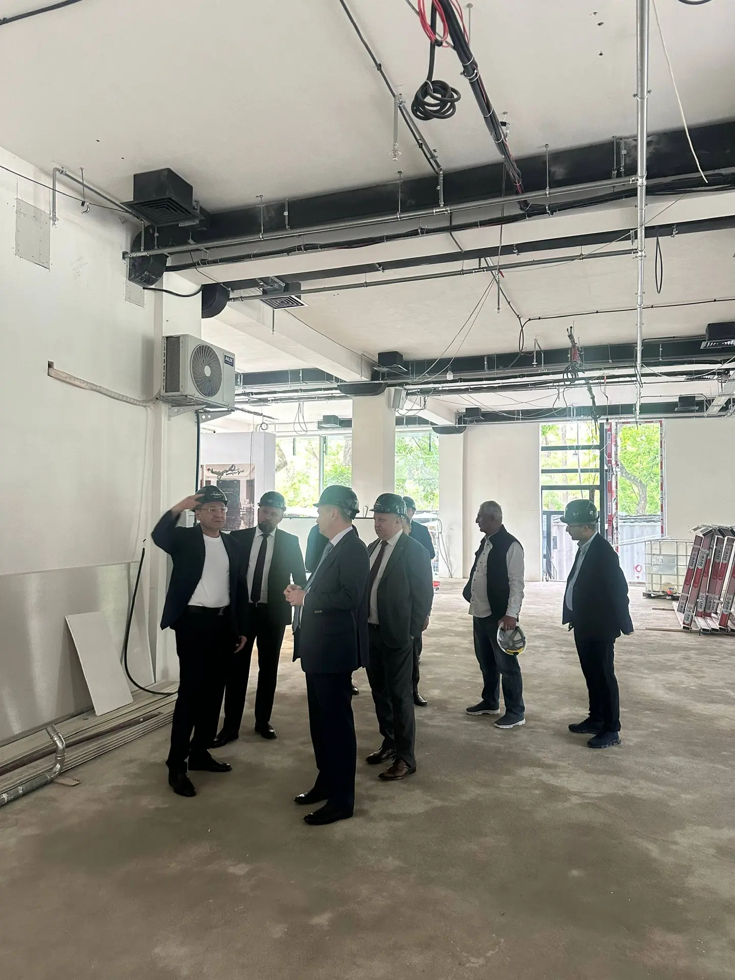 Кирилл Поляков посетил стройплощадку Торгового дома «Санкт-Петербург» в Ташкенте