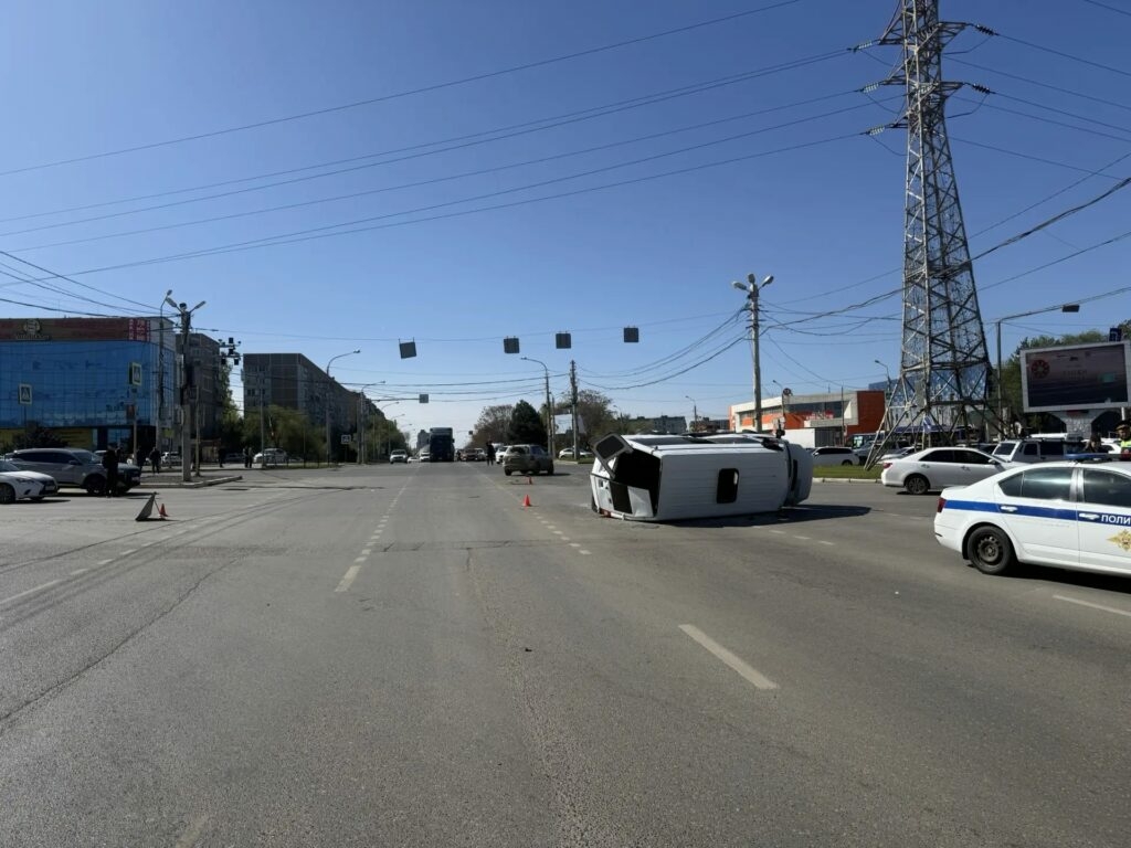 В сети появились кадры первых минут ДТП с перевернувшейся маршруткой в Астрахани
