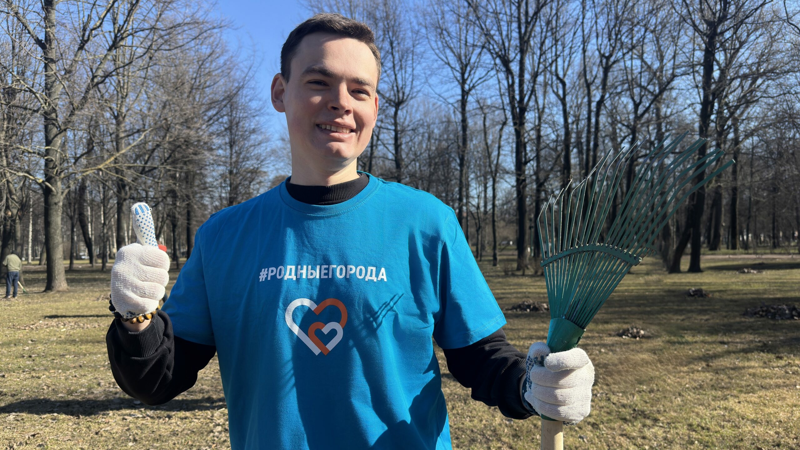 Волонтеры «Газпромнефть-СМ» провели первый в сезоне субботник в Таврическом саду Петербурга 