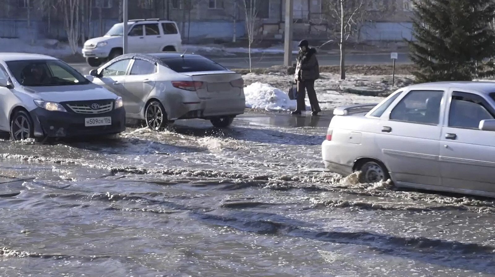 В Ноябрьске устраняют подтопления после таяния снега