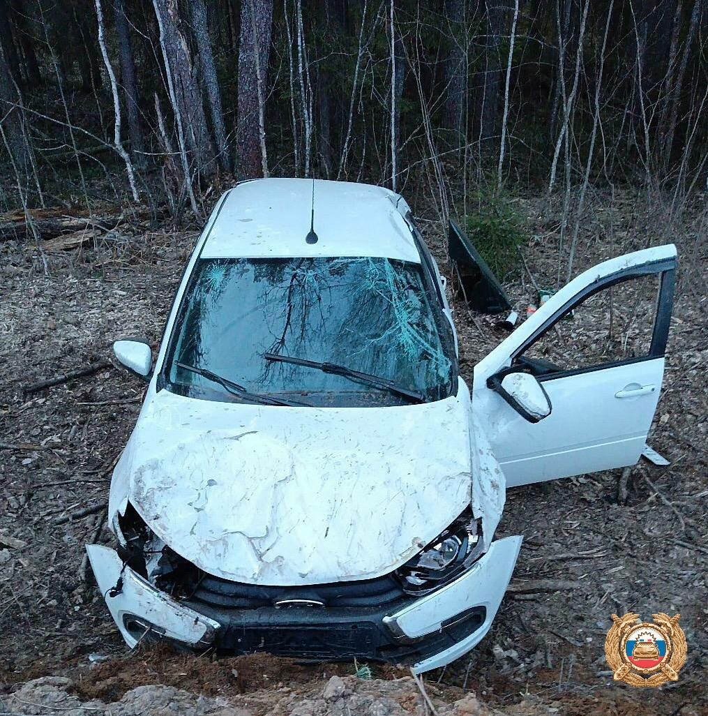 В Тверской области перевернулся легковой автомобиль