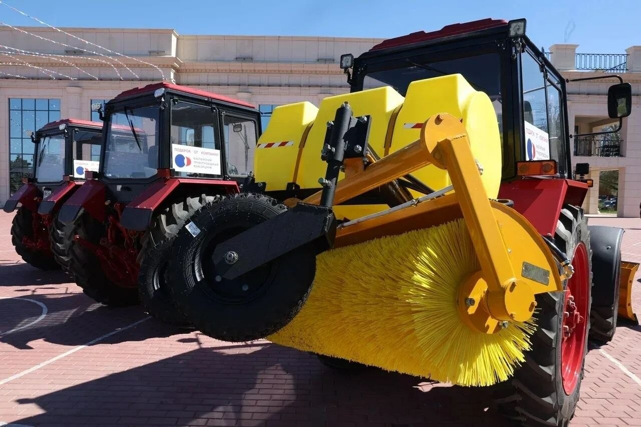 Коммунальные службы и школы трех астраханских районов получили новую технику