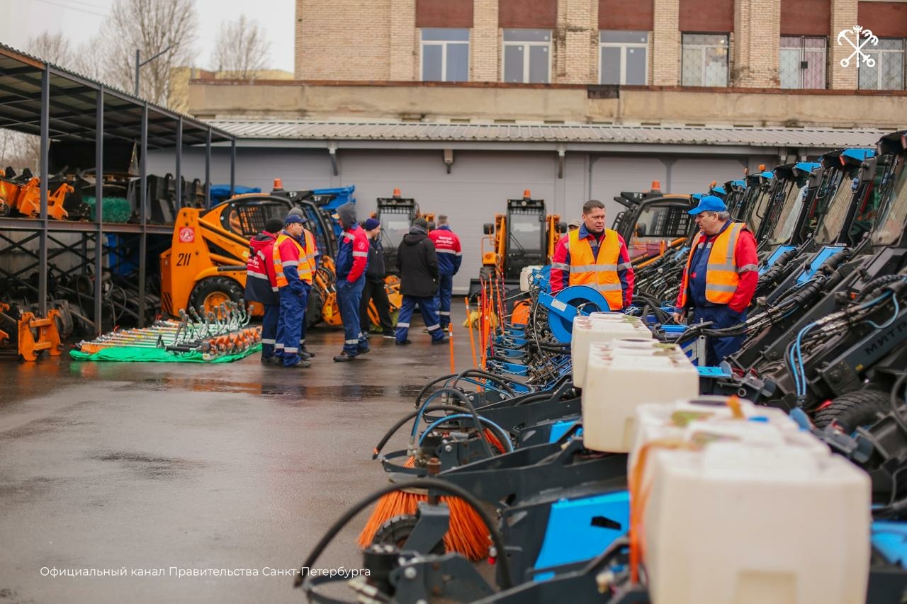 В Петербурге проходит смотр готовности уборочной техники к весенне-летнему сезону