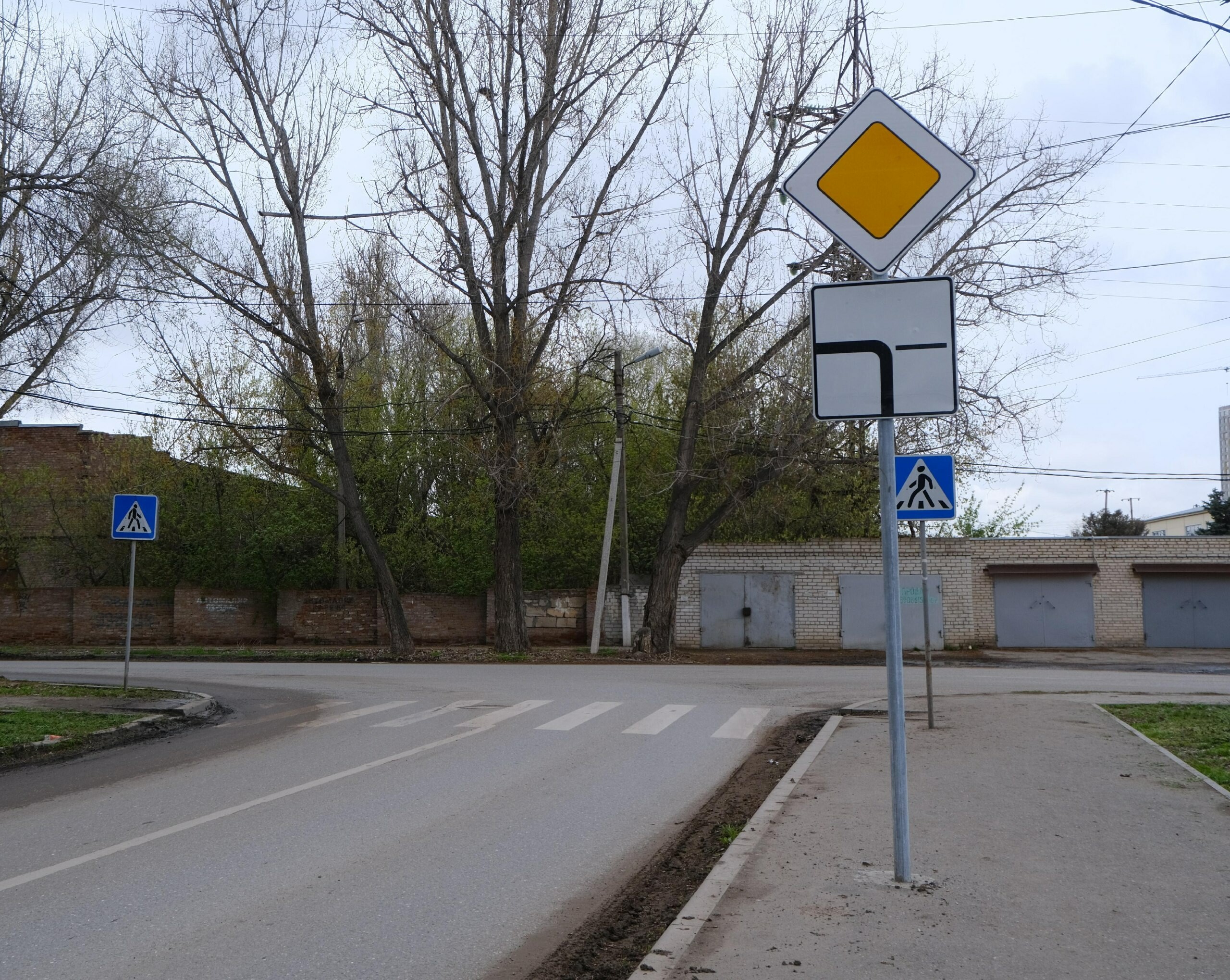 В Астрахани установили новые знаки на 13 перекрестках