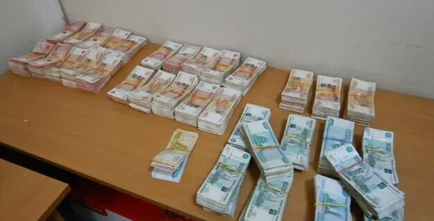 Иностранец пытался незаконно вывезти из Новосибирска в Таджикистан более 25 млн рублей