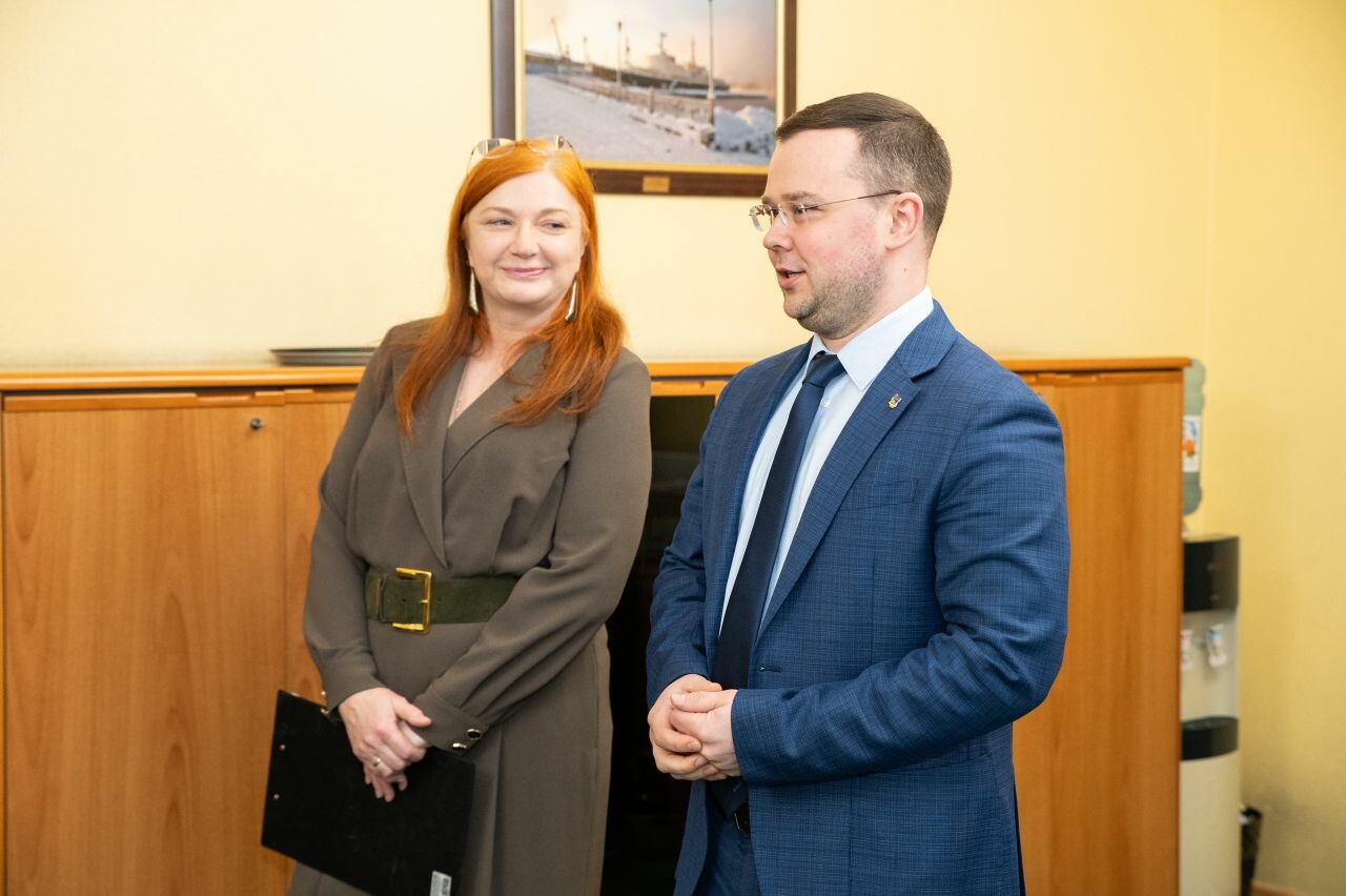 Ирина Андреева провела экскурсию для студентов по зданию администрации Мурманска