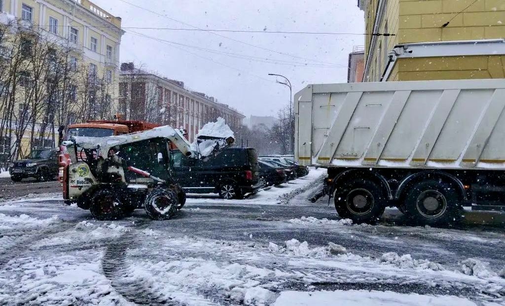 Лебедев сообщил об усиленной работе коммунальных служб Мурманска из-за снегопада