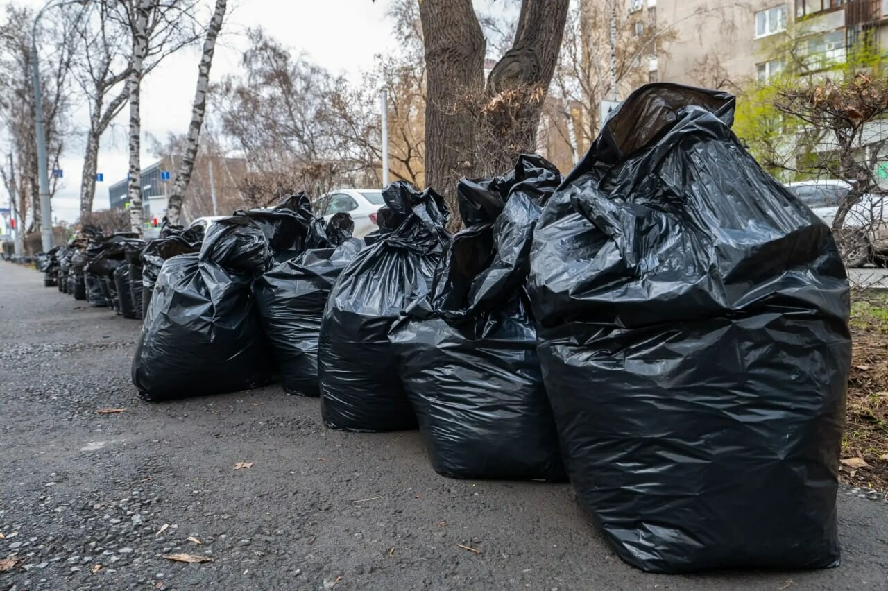 В Тюменской области убирают скверы и парки в преддверии майских праздников