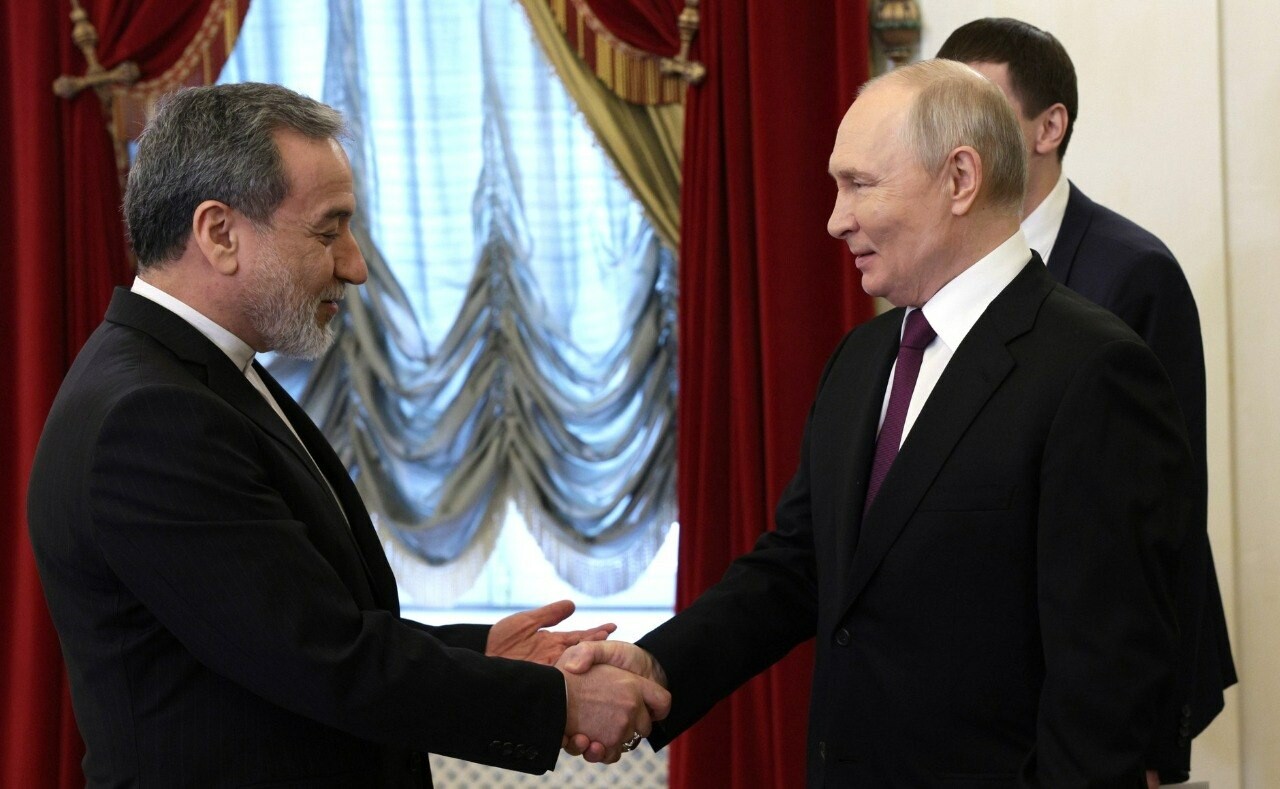 «С распростертыми объятиями»: в Британии пришли в ярость от поведения Путина на переговорах с Ираном