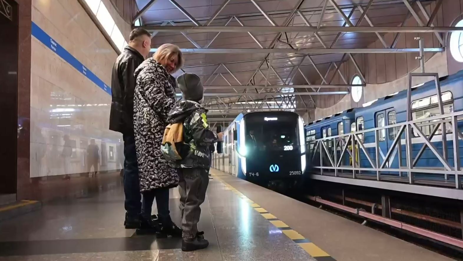 Сотрудники «Петербургского метрополитена» устроили для мальчика экскурсию на поезде «Балтиец»